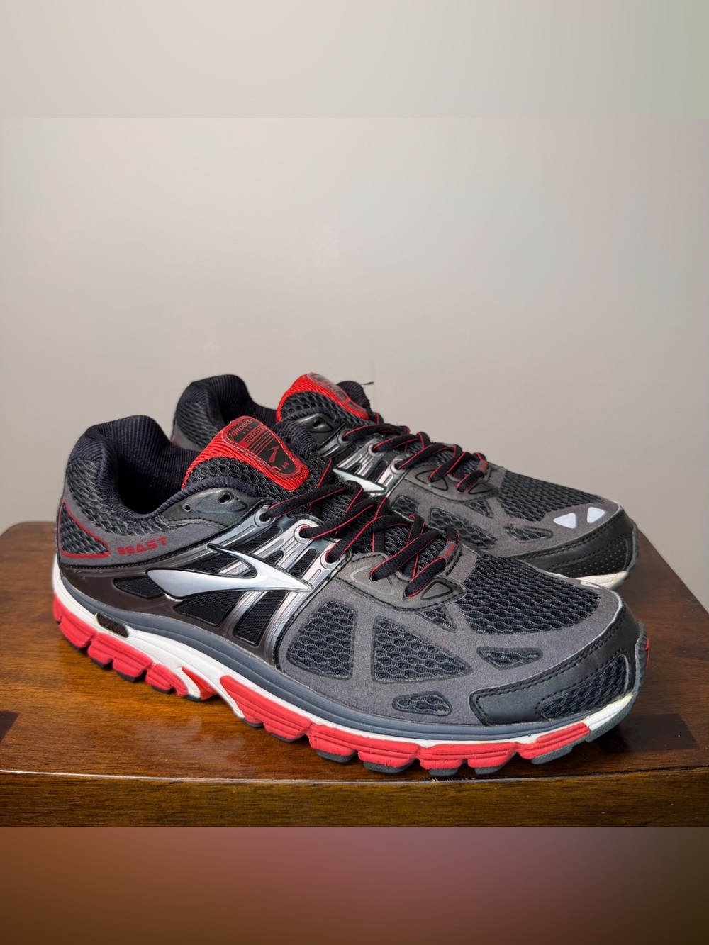 Brooks Beast 14 Men’s US 11 Black Red Gray Running Shoes 110171